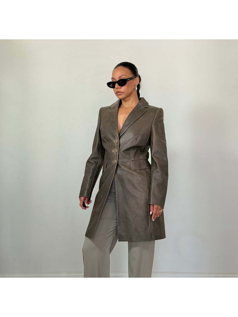 Escada - Picture 3 of 8